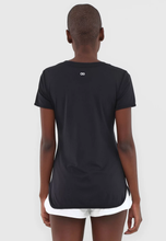 Laden Sie das Bild in den Galerie-Viewer, Model Back: Alto Giro Fitness Haut T-Shirt Skin Fit Alongada Gola V Preto