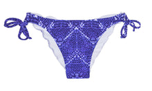Laden Sie das Bild in den Galerie-Viewer, Product Front: Rio De Sol Bas Calcinha Bluejean Ripple