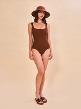 Laden Sie das Bild in den Galerie-Viewer, Model Front: Uv Line Chapeau Souple/Capeline Lyon Conhaque Upf50+