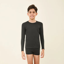 Laden Sie das Bild in den Galerie-Viewer, Model Front: Uv Line T-Shirt Longsleeve Uvpro Kids Black Upf50+