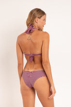 Laden Sie das Bild in den Galerie-Viewer, Model Back: Rio De Sol Haut Top Garoupa Mel