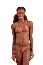 Laden Sie das Bild in den Galerie-Viewer, Model Front: Rio De Sol Bas Bottom Shimmer-Copper Ibiza-Comfy