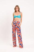 Laden Sie das Bild in den Galerie-Viewer, Model Front: Rio De Sol Pantalon De Plage Leaves Wide Pants