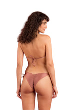 Laden Sie das Bild in den Galerie-Viewer, Model Back: Rio De Sol Bas Bottom Shimmer-Copper Frufru