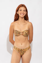 Laden Sie das Bild in den Galerie-Viewer, Model Front: Rio De Sol Bas Bottom Yellow-Feline Essential-Comfy