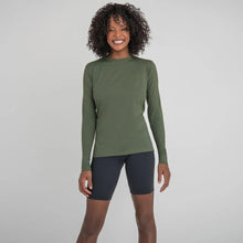 Laden Sie das Bild in den Galerie-Viewer, Model Front: Uv Line T-Shirt Longsleeve Uvpro Fem Verde Militar Upf50+