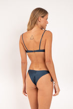 Laden Sie das Bild in den Galerie-Viewer, Model Back: Rio De Sol Haut Top Shimmer-Shark Balconet-Tie