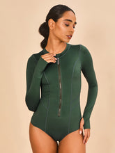 Laden Sie das Bild in den Galerie-Viewer, Model Front: Uv Line Une Pièce Swimsuit Macae Green Cactus Upf50+