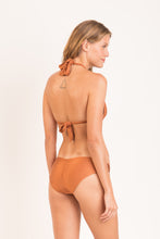 Laden Sie das Bild in den Galerie-Viewer, Model Back: Rio De Sol Bas Bottom Nocciola Mel-Comfy