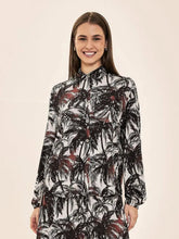 Laden Sie das Bild in den Galerie-Viewer, Model Front: Uv Line Chemise Shirt Vitoria Coqueiros Upf50+