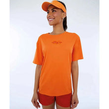 Laden Sie das Bild in den Galerie-Viewer, Model Front: Alto Giro Fitness Haut T-Shirt Skin Fit Make It Fun Laranja Gym