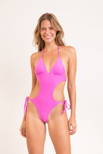 Laden Sie das Bild in den Galerie-Viewer, Model Front: Rio De Sol Une Pièce Vita-Pink Trikini