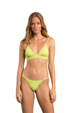 Laden Sie das Bild in den Galerie-Viewer, Model Front: Rio De Sol Ensemble Set Bora-Citrus Tri-Cos Cheeky-Fixa