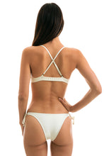 Laden Sie das Bild in den Galerie-Viewer, Model Back: Rio De Sol Bas Bottom Perola Tri Arg
