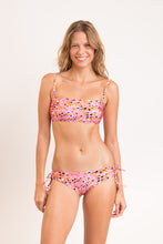 Laden Sie das Bild in den Galerie-Viewer, Model Front: Rio De Sol Haut Top Sweet-Camo Bandeau-Reto