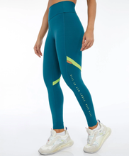 Laden Sie das Bild in den Galerie-Viewer, Model Front: Alto Giro Fitness Bas Legging Bodytex Vazado Lateral Sport Way Verde Running