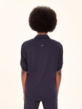 Laden Sie das Bild in den Galerie-Viewer, Model Back: Uv Line Chemise Shirt Copa Black Upf50+