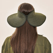 Laden Sie das Bild in den Galerie-Viewer, Model Back: Uv Line Visière Visor Siena Imp Fem Militar Green Upf50+