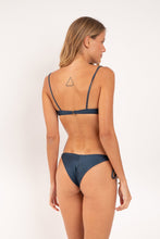 Laden Sie das Bild in den Galerie-Viewer, Model Back: Rio De Sol Ensemble Set Shimmer-Shark Balconet-Tie Cheeky-Tie-Gold