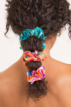 Laden Sie das Bild in den Galerie-Viewer, Image 04: Rio De Sol Chouchou Rain Scrunchie