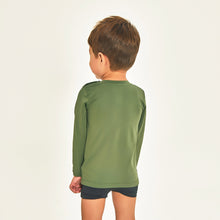 Laden Sie das Bild in den Galerie-Viewer, Model Back: Uv Line T-Shirt Longsleeve Baby Green Militar Upf50+