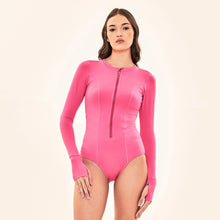 Laden Sie das Bild in den Galerie-Viewer, Model Front: Uv Line Une Pièce Swimsuit Macae Bubble Gum Upf50+