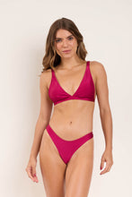 Laden Sie das Bild in den Galerie-Viewer, Model Front: Rio De Sol Bas Bottom Shimmer-Desejo Nice-Fio