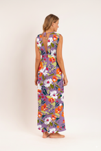Laden Sie das Bild in den Galerie-Viewer, Model Back: Rio De Sol Vêtement De Plage Garden-Flower Long Dress Soleil