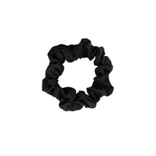 Laden Sie das Bild in den Galerie-Viewer, Product Front: Rio De Sol Chouchou Nero Scrunchie