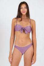 Laden Sie das Bild in den Galerie-Viewer, Model Front: Rio De Sol Ensemble Set Shimmer-Harmonia Bandeau-Knot Essential