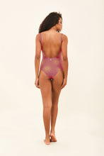 Laden Sie das Bild in den Galerie-Viewer, Model Back: Uv Line Une Pièce Swimsuit Shine Malva