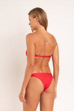 Laden Sie das Bild in den Galerie-Viewer, Model Back: Rio De Sol Ensemble Set Microfibra-Chic-Red Bandeau-Joy Leblon
