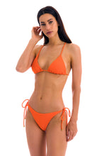 Laden Sie das Bild in den Galerie-Viewer, Model Front: Rio De Sol Ensemble Set St-Tpz-Tangerina Tri-Inv Ibiza