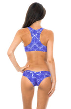 Laden Sie das Bild in den Galerie-Viewer, Model Back: Rio De Sol Ensemble Bluejean Sporty