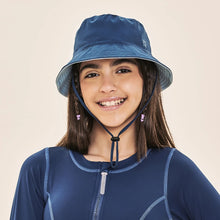 Laden Sie das Bild in den Galerie-Viewer, Model Front: Uv Line Bob Basic Kids Maringo Azul Ceu Upf50+