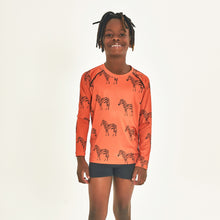 Laden Sie das Bild in den Galerie-Viewer, Model Front: Uv Line T-Shirt Longsleeve Acqua Zebra Inf Upf50+