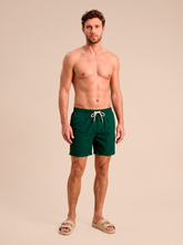 Laden Sie das Bild in den Galerie-Viewer, Model Front: Uv Line Bermuda / Short Pour Homme Shorts Acqua Boxer Military Green Upf50+