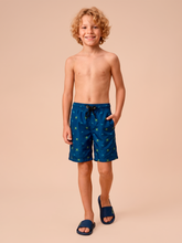Laden Sie das Bild in den Galerie-Viewer, Model Front: Uv Line Maillot De Bain Garçon Shorts Acqua Kids Pirates Fun Upf50+