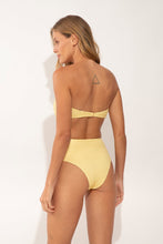 Laden Sie das Bild in den Galerie-Viewer, Model Back: Rio De Sol Bas Bottom Drift-Butterglow Hotpants