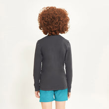Laden Sie das Bild in den Galerie-Viewer, Model Back: Uv Line T-Shirt Longsleeve Uvpro Kids Preto Upf50+