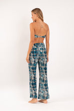 Laden Sie das Bild in den Galerie-Viewer, Model Back: Rio De Sol Pantalon De Plage Azule Murana Pants