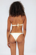 Laden Sie das Bild in den Galerie-Viewer, Model Back: Rio De Sol Haut Top Off-White Twist