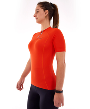 Laden Sie das Bild in den Galerie-Viewer, Model Front: Alto Giro Fitness Haut T-Shirt Skin Fit Biker Com Bolsos Laranja Pitanga