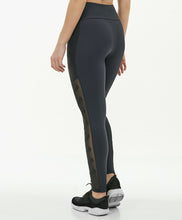 Laden Sie das Bild in den Galerie-Viewer, Model Back: Alto Giro Fitness Bas Legging Hyper Bordado Lateral Preto