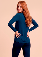 Laden Sie das Bild in den Galerie-Viewer, Model Back: Uv Line T-Shirt Longsleeve Uvpro Fem Cobalt Upf50+