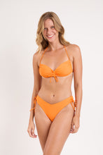 Laden Sie das Bild in den Galerie-Viewer, Model Front: Rio De Sol Ensemble Set Bio-Laranjada Corine Lola