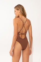 Laden Sie das Bild in den Galerie-Viewer, Model Back: Rio De Sol Une Pièce Sand-Cappuccino Sunny
