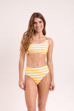 Laden Sie das Bild in den Galerie-Viewer, Model Front: Rio De Sol Bas Bottom Sunshine Hotpants