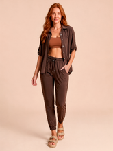 Laden Sie das Bild in den Galerie-Viewer, Model Front: Uv Line Chemise Shirt Copa Brown Upf50+