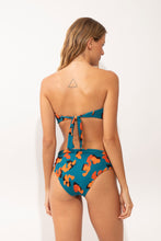 Laden Sie das Bild in den Galerie-Viewer, Model Back: Rio De Sol Bas Bottom Luma Amy